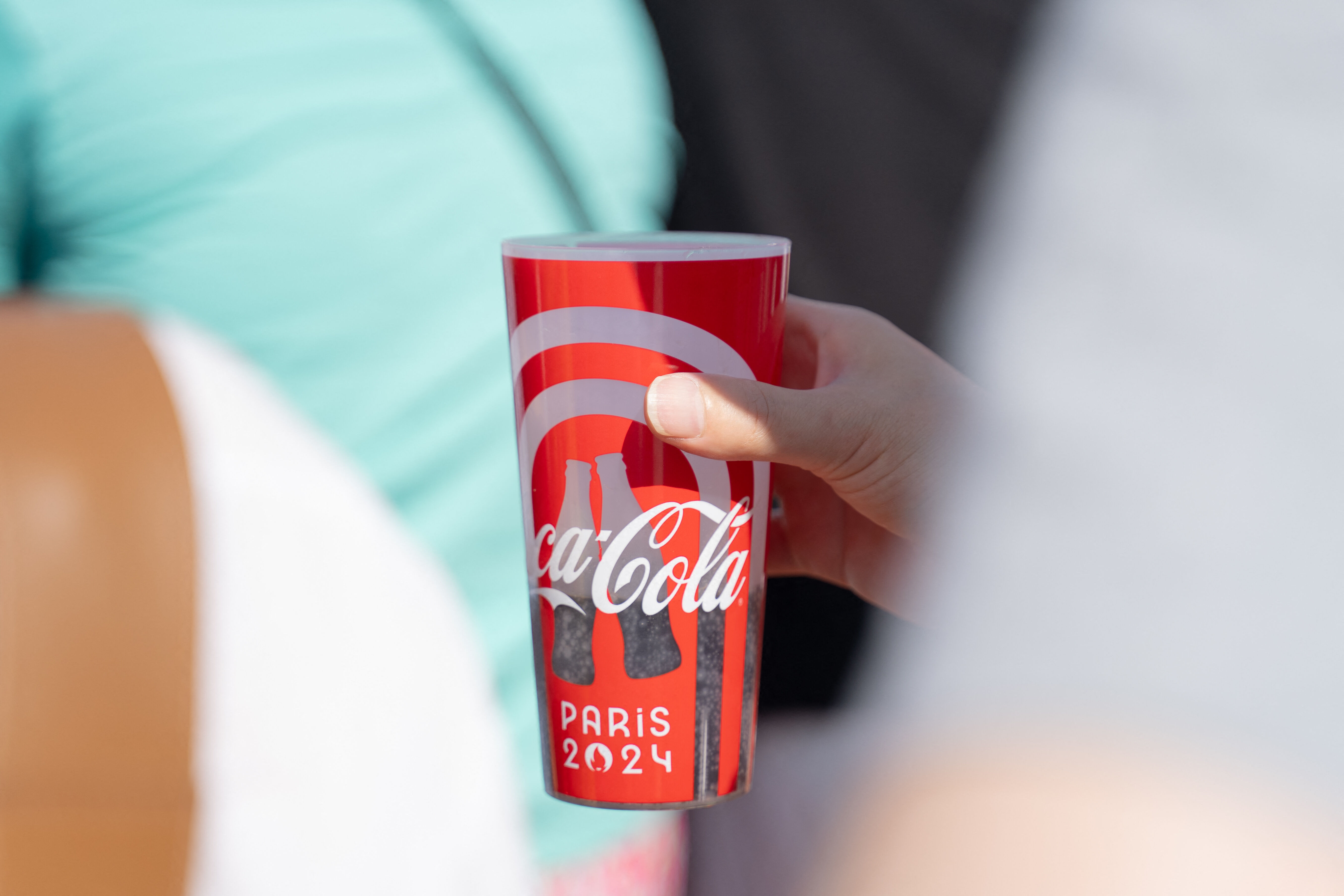 JO de Paris 2024 : une fédération d’associations porte plainte contre Coca-Cola pour greenwashing