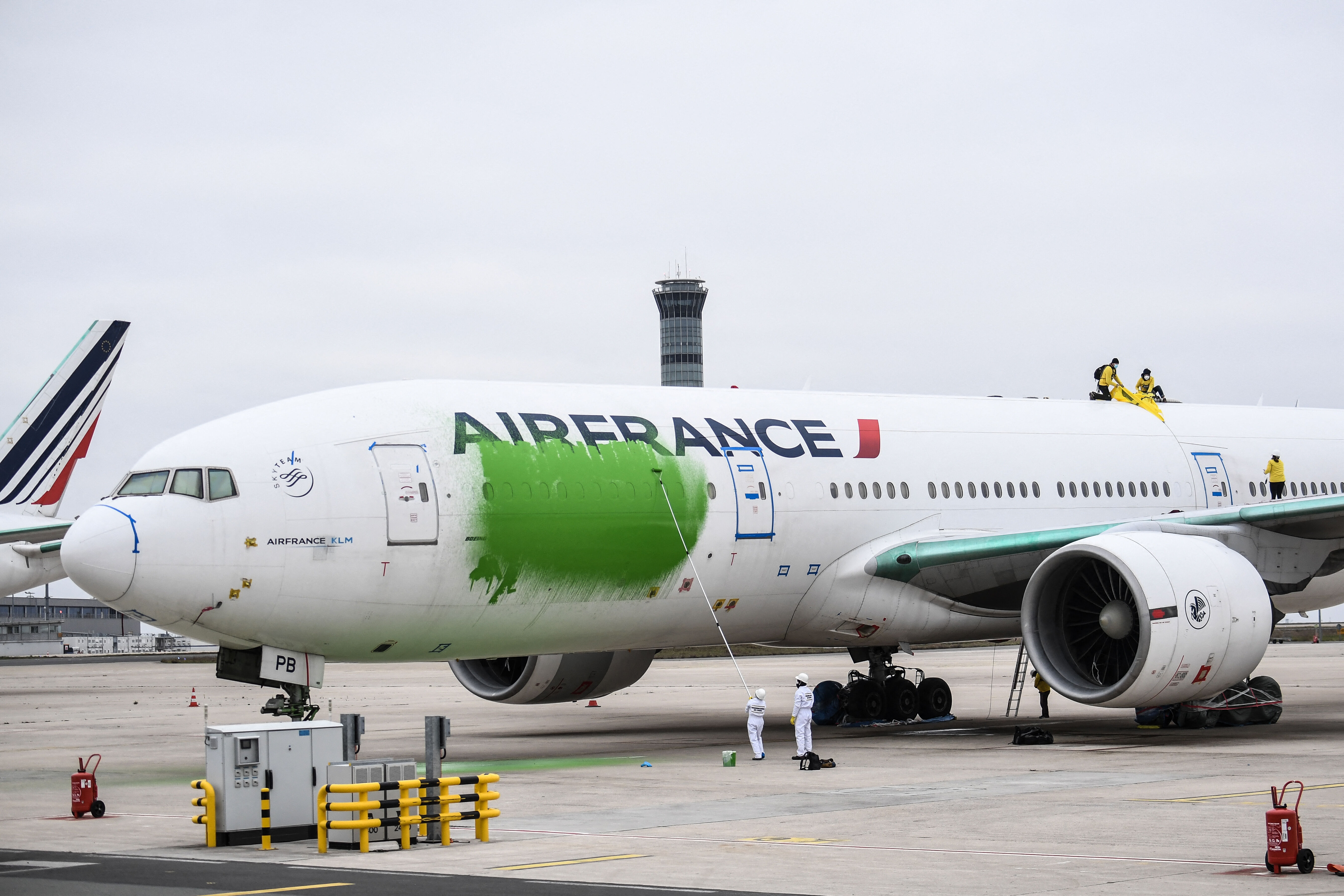 Avion repeint en vert à Roissy : neuf militants écologistes condamnés de 700 à 1 200 euros d’amende